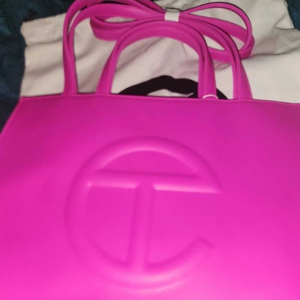 NWT Medium telfar Azalea bag... Beautiful bag😍 Feel free to ask any questions..